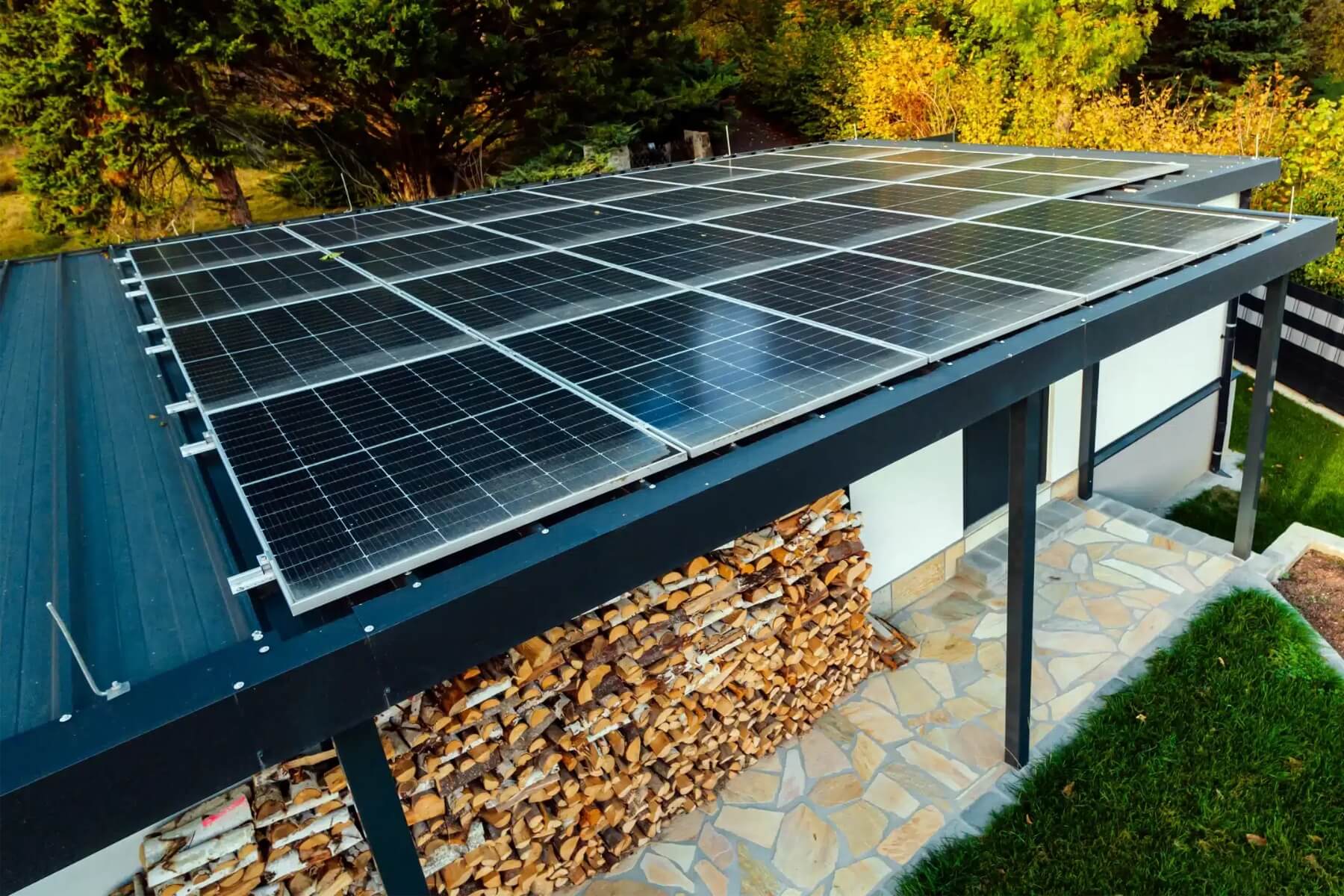 Fotovoltaické panely na střeše montovaného přístřešku Gardeon.