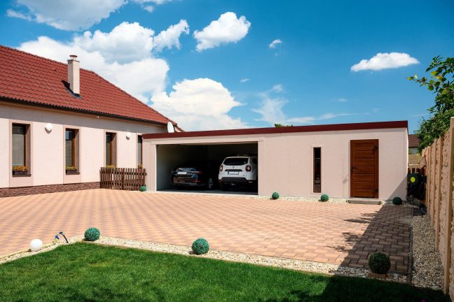 Auta v atypický garáži s omítkou