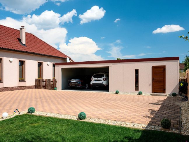 Auta v atypický garáži s omítkou