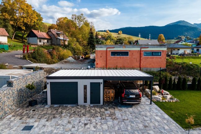 Montovaná garáž GARDEON se značkovými vraty Hörmann