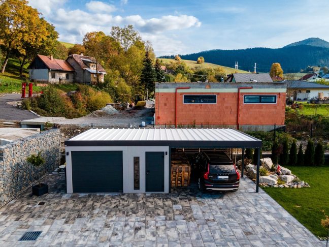Montovaná garáž GARDEON se značkovými vraty Hörmann