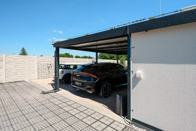 Detail bezpečnostní kamery a nabíječky u černého auta