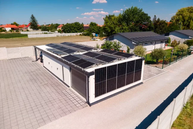 Nízký letecký pohled na solární panely u sousedních domů