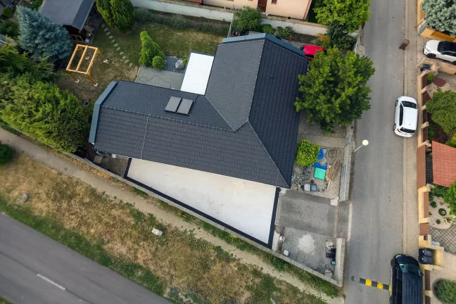 Letecký pohled na dům před montáží garáže na zahradě
