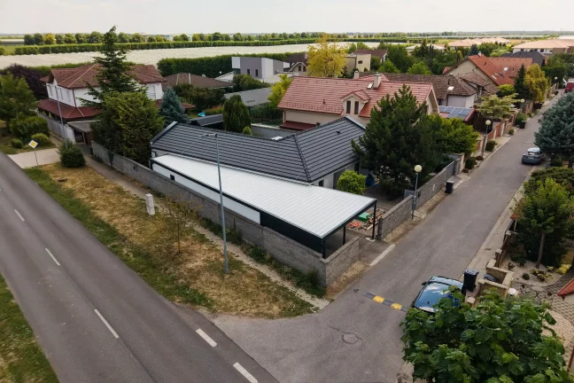 Letecký pohled na dokončenou garáž na rohu dvou ulic