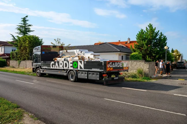 Nákladní auto Gardeon s materiálem při příjezdu na stavbu