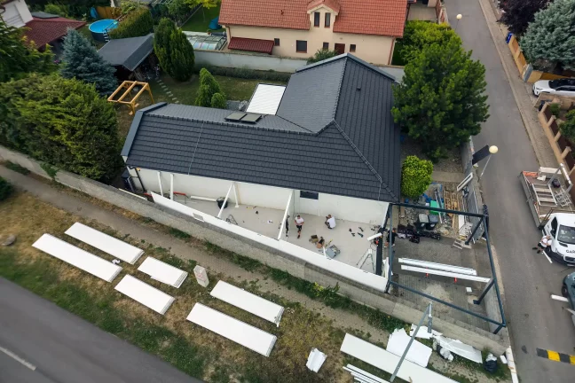 Letecký pohled na montáž ocelové konstrukce na dvoře domu
