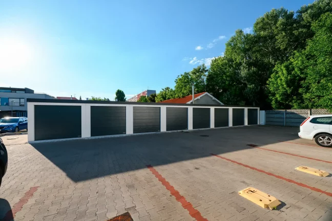 Celkový pohled na řadu garáží se dvěma zaparkovanými auty
