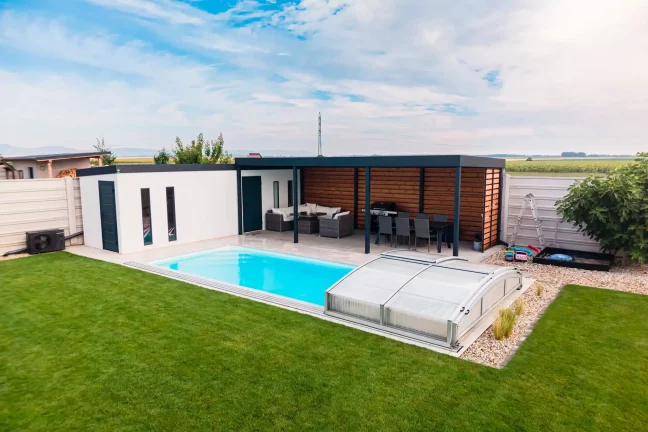 Domek, bazén a pergola s jídelním stolem