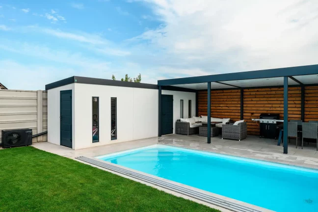 Domek a pergola se sedačkou u bazénu z jiného úhlu