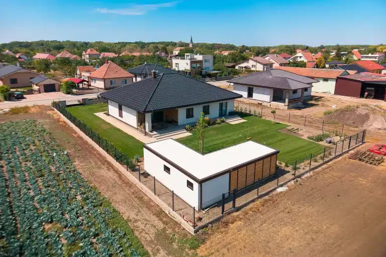Letecký pohled na celý pozemek s domem, zahradním domkem a poli
