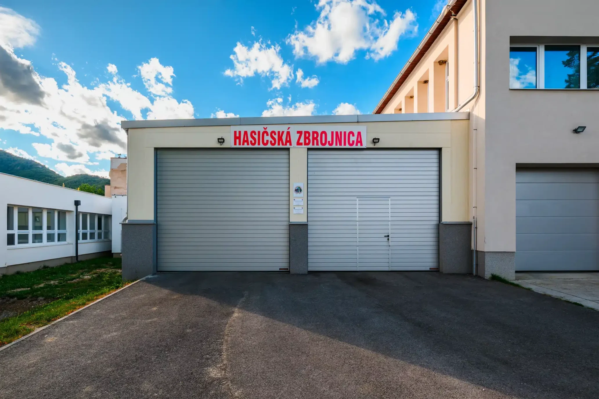 Garáž hasičské zbrojnice zepředu se dvěma sekčními vraty