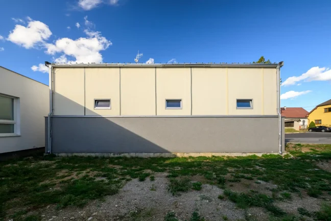 Zadní stěna garáže hasičské zbrojnice s okny