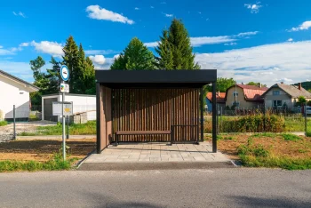 Přístřešek autobusové zastávky s lavičkou a dřevěnými lamelami, pohled zepředu