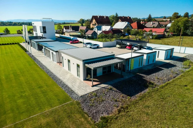 Letecký pohled na showroom Gardeon s tiny housem, garážemi a přístřešky
