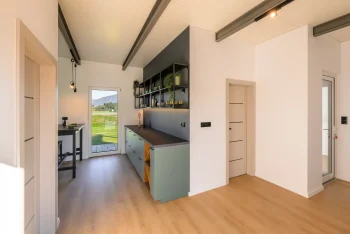 Chodba tiny housu s kuchyňskou linkou a dveřmi do dalších místností